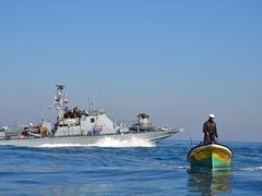 زوارق الاحتلال تطلق النار قبالة بحر غزة وقصف مدفعي شرق دير البلح