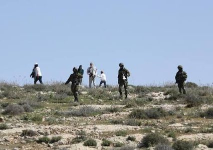 مستوطنون يهاجمون أطراف برقا شرق رام الله