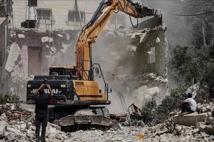 الاحتلال يجبر مقدسيا على هدم 5 منشآت ومحال تجارية يملكها في وادي الجوز