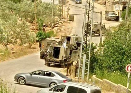 سلفيت: مستوطنون يعتدون على مواطن والاحتلال يصادر جرافة