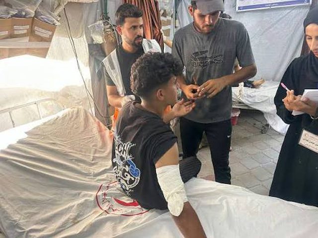9 إصابات جراء استهداف الاحتلال مجموعة من المواطنين في خان يونس