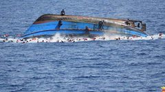 مقتل شخص وإنقاذ 102 راكبًا بعد غرق عبارة إندونيسية