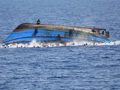مقتل شخص وإنقاذ 102 راكبًا بعد غرق عبارة إندونيسية