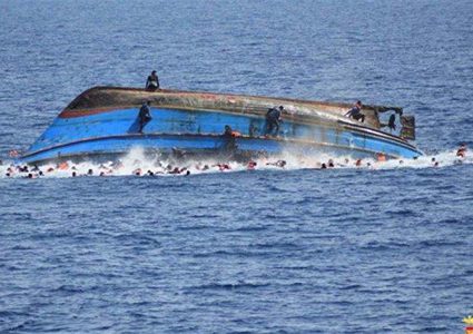 مقتل شخص وإنقاذ 102 راكبًا بعد غرق عبارة إندونيسية