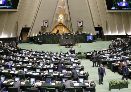 نواب إيرانيون يدعون إلى دعم سبل العيش ومواجهة التضخم