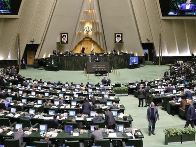 نواب إيرانيون يدعون إلى دعم سبل العيش ومواجهة التضخم