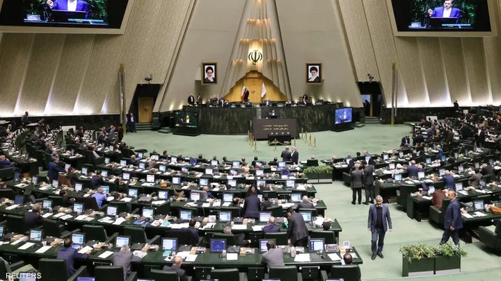 نواب إيرانيون يدعون إلى دعم سبل العيش ومواجهة التضخم