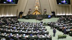 نواب إيرانيون يدعون إلى دعم سبل العيش ومواجهة التضخم