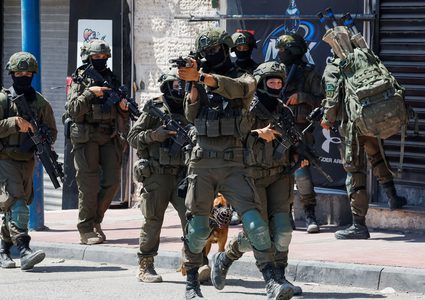 جيش الاحتلال يطلق قنابل الغاز قرب مخيم قلنديا