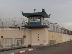 هيئة الأسرى: تدهور الأوضاع الصحية والإنسانية لـ3 أسرى في سجن "عوفر"