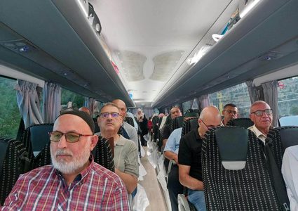 انطلاق حافلة للأهالي من الناصرة بالداخل المحتل إلى القدس، لأداء الصلوات رحاب المسجد الأقصى المبارك.