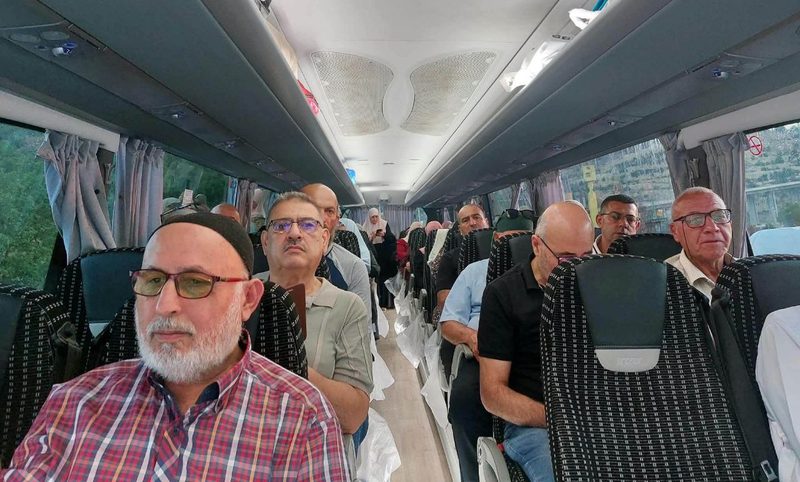 انطلاق حافلة للأهالي من الناصرة بالداخل المحتل إلى القدس، لأداء الصلوات رحاب المسجد الأقصى المبارك.