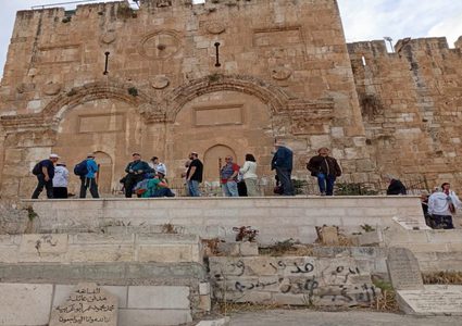 محافظة القدس: جماعات "الهيكل" تمهّد لتحويل باب الرحمة إلى نقطة صلاة يهودية