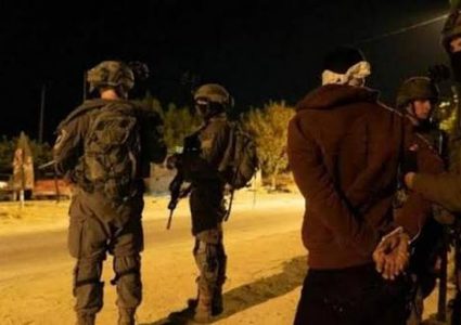 الاحتلال يحتجز مواطنا ونجله في منطقة الرأس الأحمر بطوباس