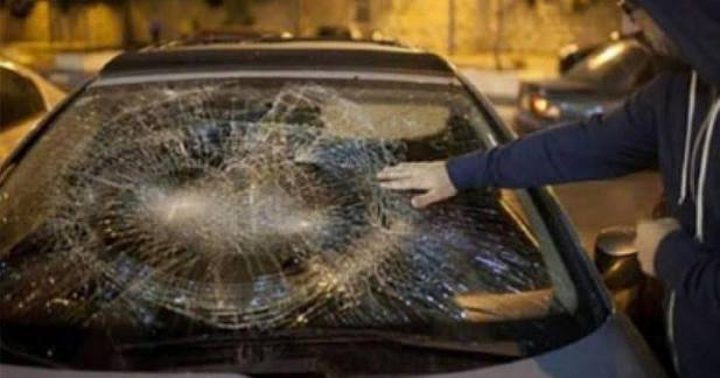 مستوطنون يعتدون على مركبات المواطنين في طريق "مرج سيع" شمال شرق رام الله