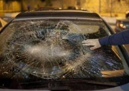 مستوطنون يعتدون على مركبات المواطنين في طريق "مرج سيع" شمال شرق رام الله