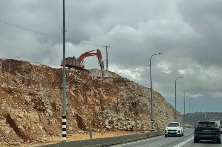 مستوطنون يشقون طريقا استيطانيا في نعلين غرب رام الله
