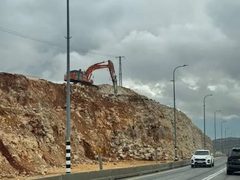 مستوطنون يشقون طريقا استيطانيا في نعلين غرب رام الله