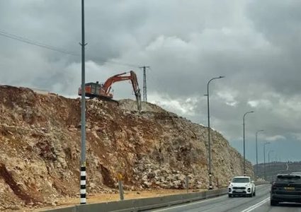 مستوطنون يشقون طريقا استيطانيا في نعلين غرب رام الله