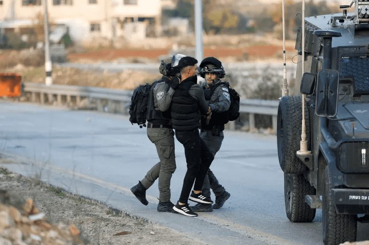 الاحتلال يعتقل 8 مواطنين من أريحا