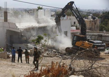 الاحتلال يهدم منزلين في بيت حنينا شمال القدس