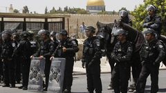 الاحتلال يبعد 3 مواطنين عن المسجد الأقصى