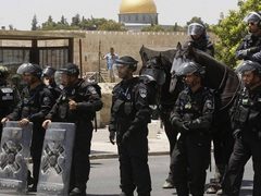 الاحتلال يبعد 3 مواطنين عن المسجد الأقصى