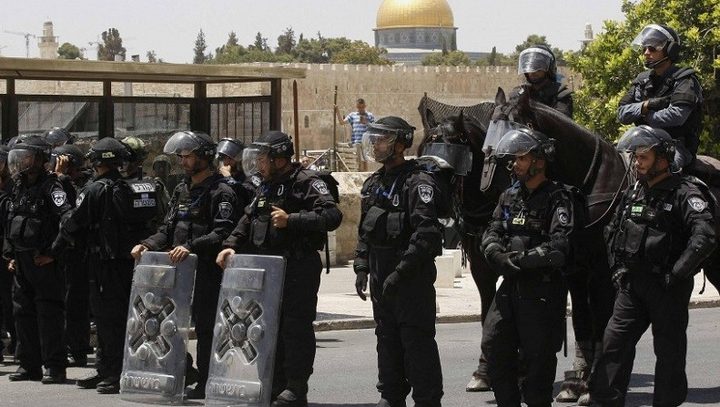 الاحتلال يبعد 3 مواطنين عن المسجد الأقصى
