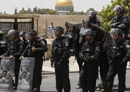 الاحتلال يبعد 3 مواطنين عن المسجد الأقصى