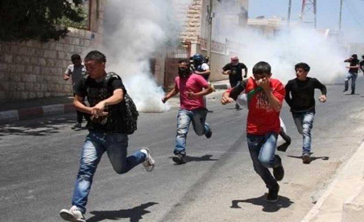 إصابات بين طلبة بيت حنينا إثر إطلاق الاحتلال قنابل الغاز