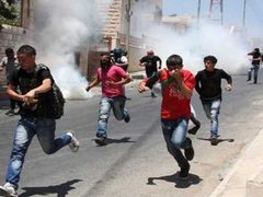 إصابات بين طلبة بيت حنينا إثر إطلاق الاحتلال قنابل الغاز