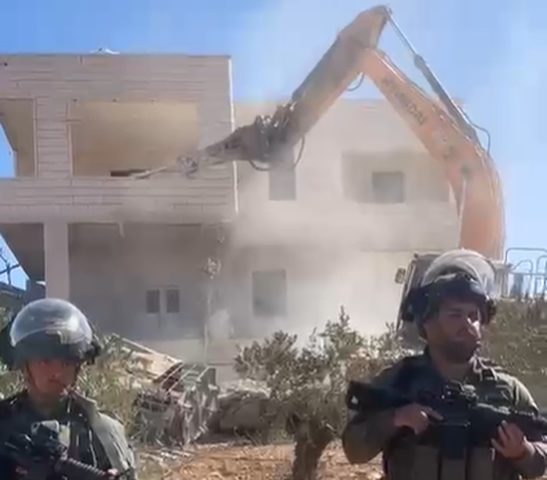 الاحتلال يهدم منزلا في خلة الحمص ببلدة يطا جنوب الخليل