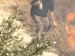 مستوطن يُضرم النيران في أراضي قرية برقا شرق رام الله.