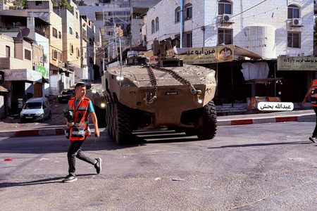 قوات الاحتلال تقتحم مخيم العين غرب نابلس
