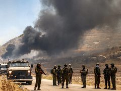 الاحتلال يحتجز مواطنين ومستوطنون يحرقون غرفة زراعية في الخليل