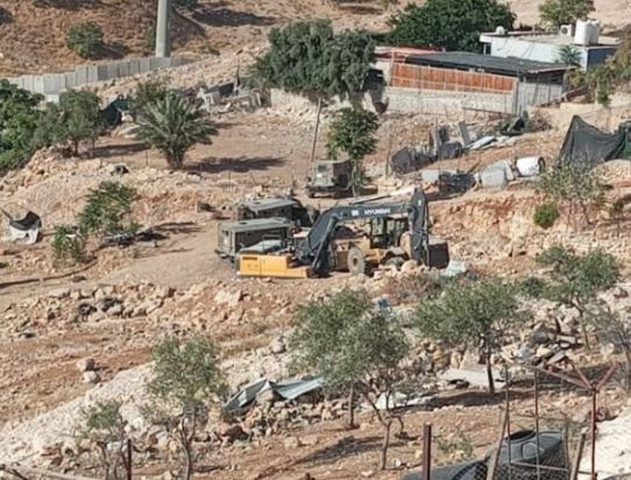 الاحتلال يهدم خمسة بركسات سكنية وحظيرة أغنام في عناتا ويعتدي على المواطنين