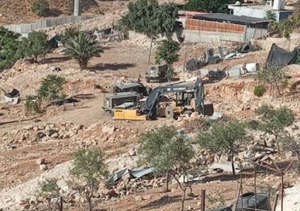 الاحتلال يهدم خمسة بركسات سكنية وحظيرة أغنام في عناتا ويعتدي على المواطنين