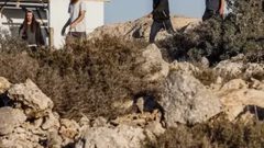 مستوطنون يغلقون طريق تجمع يرزا شرق طوباس بالحجارة