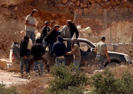مستوطنون يهاجمون مركبات المواطنين شمال نابلس