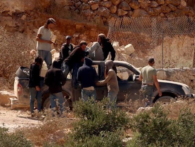 مستوطنون يهاجمون مركبات المواطنين شمال نابلس