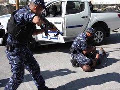 الشرطة تلقي القبض على شخص مطلوب بارتكاب أكثر من 40 جريمة سرقة