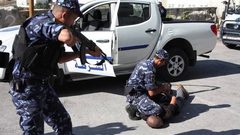 الشرطة تلقي القبض على شخص مطلوب بارتكاب أكثر من 40 جريمة سرقة