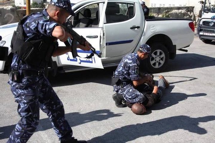 الشرطة تلقي القبض على شخص مطلوب بارتكاب أكثر من 40 جريمة سرقة