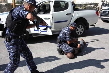 الشرطة تلقي القبض على شخص مطلوب بارتكاب أكثر من 40 جريمة سرقة