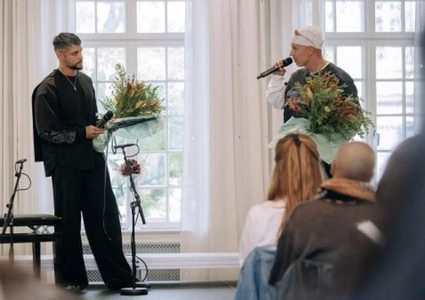 ثنائي كاربي يهدي جائزته لـ"فلسطينيات".. تكريم لصحفيات واصلن التغطية رغم الحرب