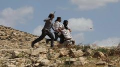 مستعمرون يصيبون مواطنة داخل مركبة في الجفتلك