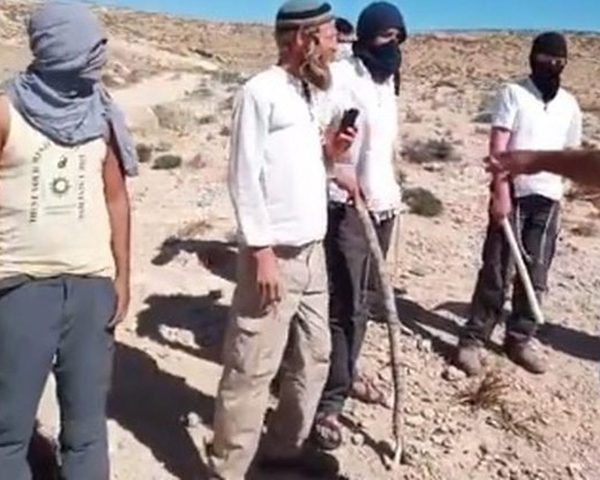 مستوطنون يقطعون خط المياه المغذي لقرية ادقيقة ببادية يطا جنوب الخليل