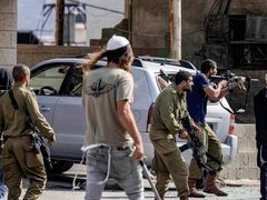 مستوطنون يطلقون الرصاص الحي صوب منازل المواطنين في المغير