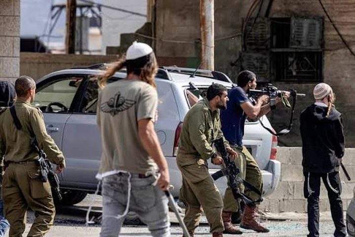 مستوطنون يطلقون الرصاص الحي صوب منازل المواطنين في المغير