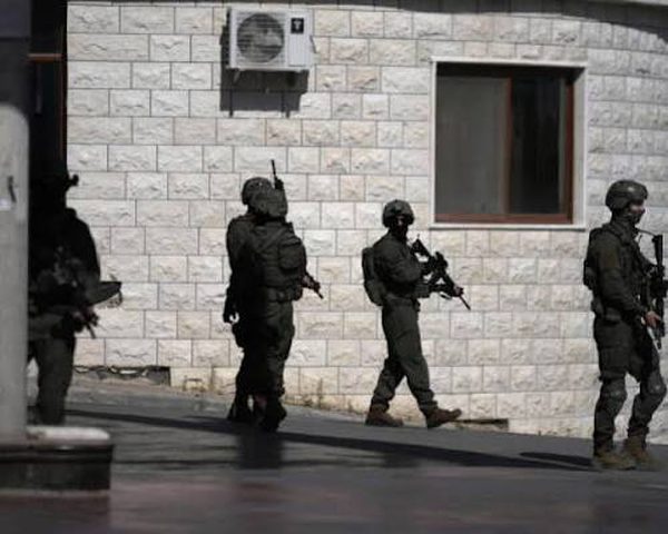 قوات الاحتلال تقتحم منازل وتحتجز شقيقين في دير بلوط غرب سلفيت